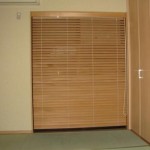 和室の大きな窓に合うオーダー木製ブラインドを取り付け　滋賀県大津市