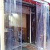 飲食店の入り口前にビニールカーテンを取り付け｜大阪市北区